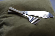 Load image into Gallery viewer, Vintage English silver plated fish serving cutlery
